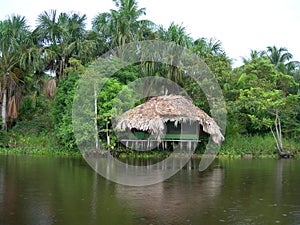 Cabana sobre el un rio 