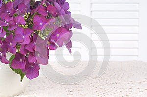Hortenzie kvety v na bielom stôl tkanina biely oblasť alebo priestor kopírovať, alebo váš slová 