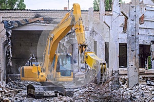 Hydraulic attachment pliers on excavator