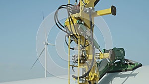 Hydraulic gear for lifting and installing windmill blade