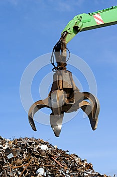 Hydraulic grabber up on metal heap