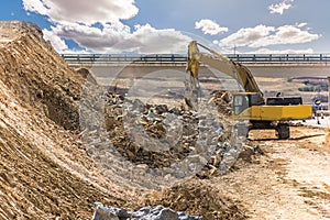 Hydraulic hammer in the construction works of a road