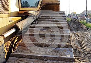 Hydraulic hoses on a piston against the system