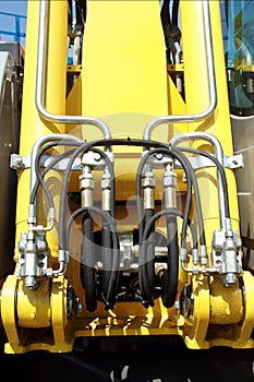 Hydraulic lift pressure pipes system