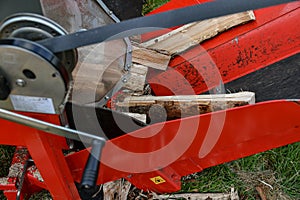 Hydraulic machine for splitting and sawing logs in a sawmill