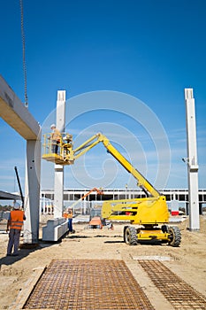 Hydraulic mobile construction platform