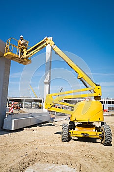 Hydraulic mobile construction platform