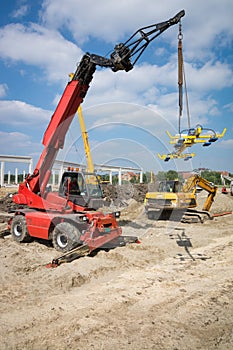 Hydraulic mobile construction platform