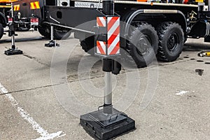Hydraulic support for heavy duty construction crane