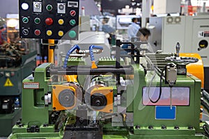 Hydraulic thread rolling machine