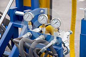 Hydraulic tubes, fittings and manometers on control panel