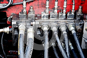 Hydraulic valve piping systems in machinery