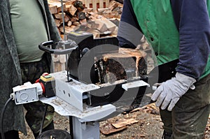 Hydraulic wood cutter