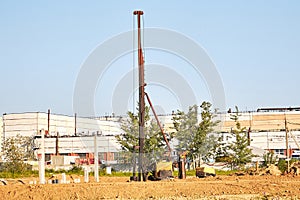 Hydraulically driven free-fall hammer for impact driving of steel pipes, beams, sheet piles well, precast concrete and