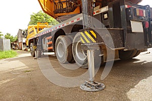 Hydraulics crane support. hydraulics crane support is on the ground.