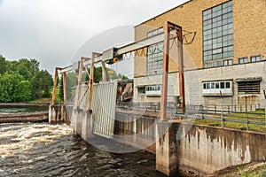 Hydro electric power plant with flushing water