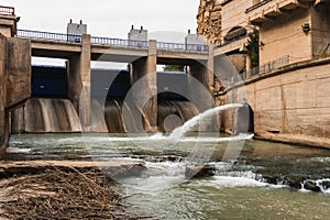 Hydroelectric power plant with concrete dam