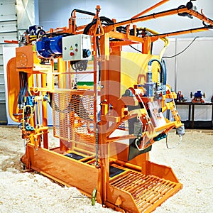 Hydromechanical machine for fixing and processing hooves