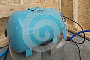 Hydrophore or water tank equalizing the pressure