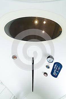 Hyperbaric pressure chamber for oxygen therapy