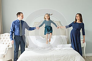  ! familia feliz saltando sobre el una cama 