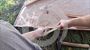 I nail down small nails to upholster the door with fabric