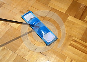 I wash the parquet with a special brush for a perfect result. The parquet floor is shiny