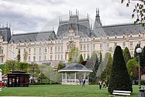 Palatul Culturii or The Palace of Culture is an edifice located in IaÃâ¢i, Romania. Children play