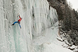 Alpinista sobre el congelado cascada 