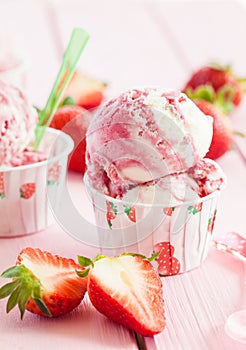 Ice cream with fresh strawberries