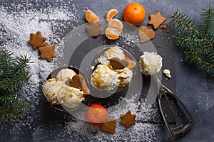 Ice cream with gingerbread and tangerine