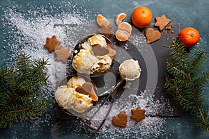 Ice cream with gingerbread and tangerine