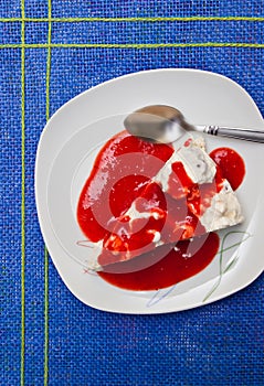Ice cream meringue cake with strawberry topping