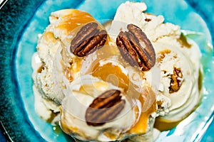 Ice cream, pecan and caramel