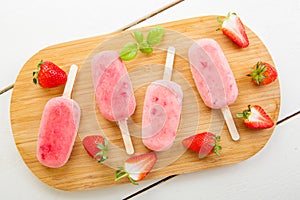 Ice cream popsicles with fresh strawberries