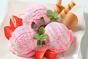 Ice cream sundae photo