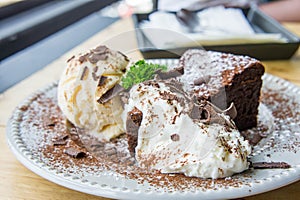 Ice cream Vanilla chocolate pie whippin creamy tasty dessert on