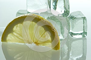 Ice cubes, lemon slice