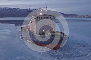 Ice-enpalled naldo, ice breaking ship