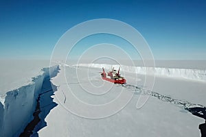 Ice-enpalled naldo, ice breaking ship