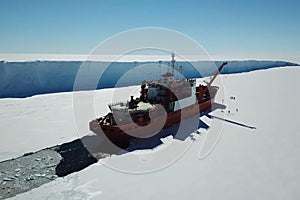 Ice-enpalled naldo, ice breaking ship