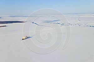 Ice-enpalled naldo, ice breaking ship