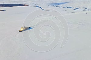 Ice-enpalled naldo, ice breaking ship