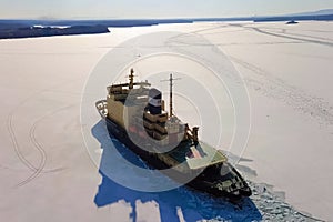 Ice-enpalled naldo, ice breaking ship