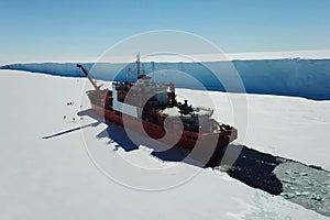 Ice-enpalled naldo, ice breaking ship