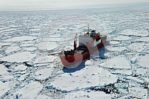 Ice-enpalled naldo, ice breaking ship