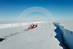 Ice-enpalled naldo, ice breaking ship