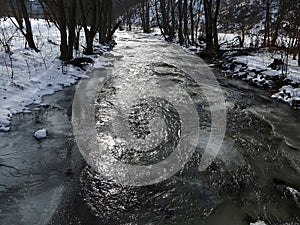 Led - zamrzlá řeka v zimě