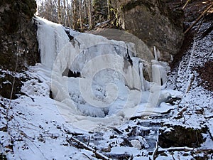 Led zamrzlý vodopád v zimě