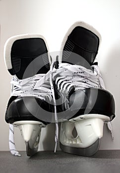 Ice hockey skates